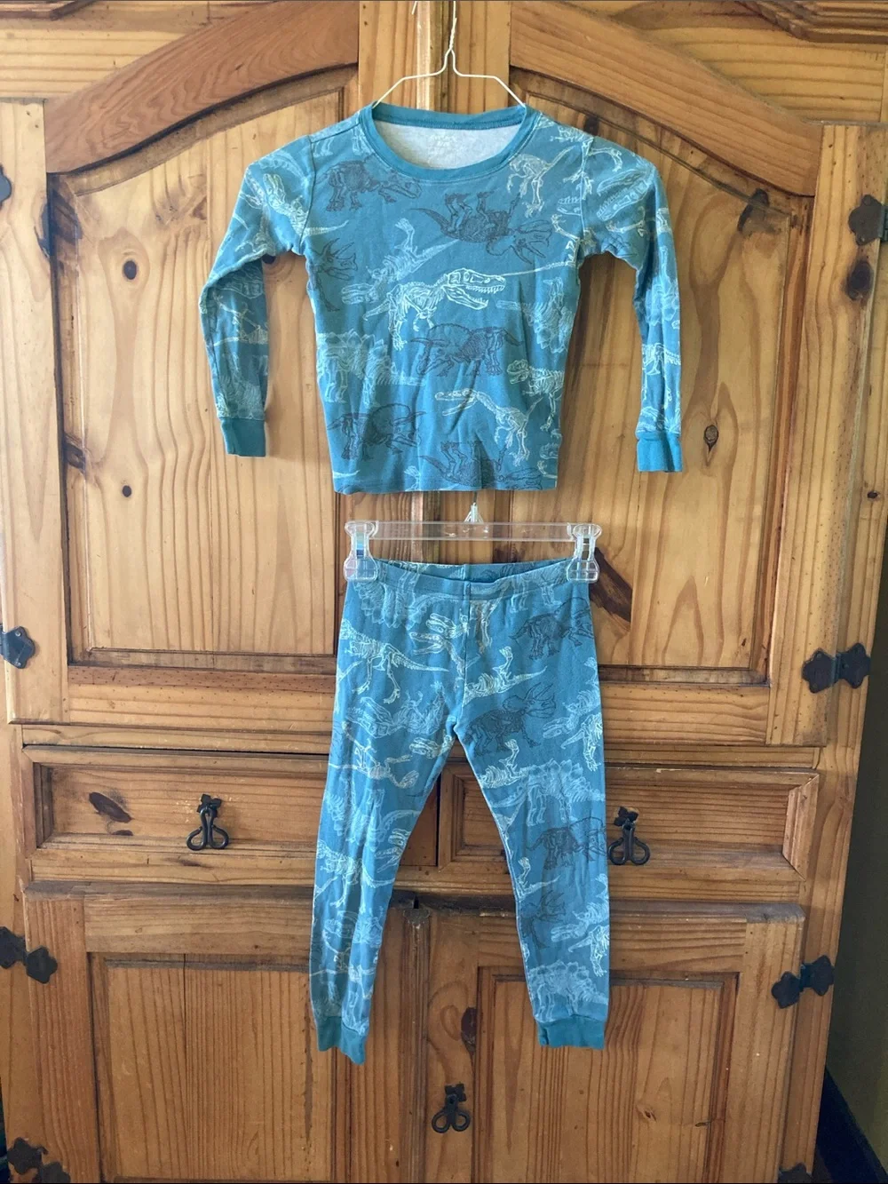 Boys Carter’s blue dinosaur 2 piece long sleeve pajamas size 7
